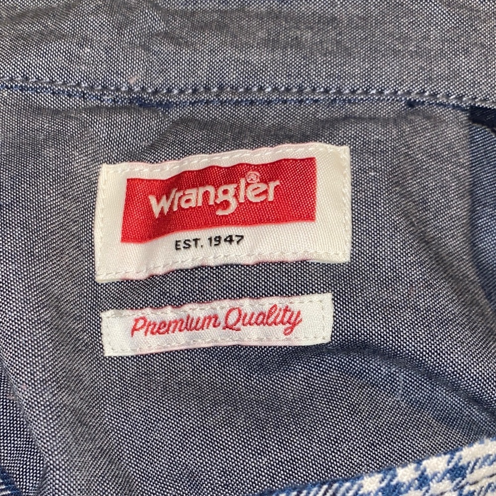 Wrangler Navy and White Plaid Men's Shirt - Picture 8 of 9